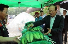 국민건강보험 노·사, 농촌사랑 자매결연마을 특산물 판매