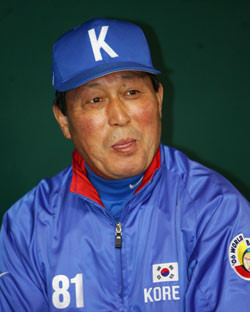 김인식 감독, 위대한 도전의 추억을 한일 드림 플레이어즈 게임에서 재현 중