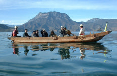 [해외여행] 고개숙인 남자들 ‘밤의 부름’기다리고···