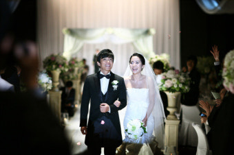 이범수, 14살 연하 이윤진씨와 결혼 “2인 3각하는 마음으로 살겠다“