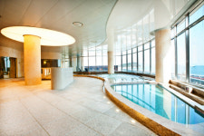 [리조트&호텔, 이곳이 명소]‘바다에 펼쳐진 돛’ 형상화, 시선 압도···‘엠블호텔 여수’