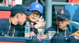 [KS 3차전] 언북초 야구부원들과 한국시리즈 관람하는 박근혜 대통령