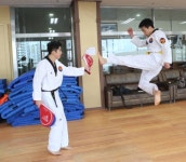 190만 열광 ‘태권 춤’…“눈두덩이 맞아도 좋아”