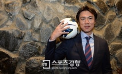 홍명보 감독 “원팀, 원골로 8강선물 안기겠다”