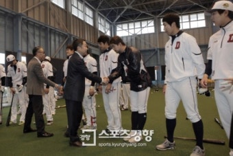 두산 박정원 구단주, 日 미야자키 캠프 방문 격려