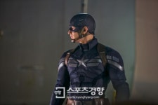 ‘캡틴 아메리카’, 어벤져스 등에 업고 흥행 역전극