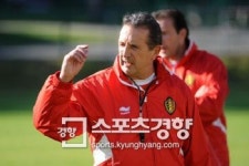 튀니지 감독은 벨기에·알제리 축구 전문가