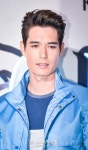 리키김, 마네킹 같은 비현실적 ‘남성미’