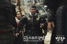 최민식, ‘명량’-‘루시’로 한-미 박스오피스 1위 동시 석권…‘한국 배우 최초’