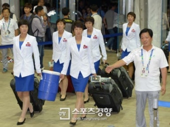 [화보] 인천에 온 북한선수단, 환영인사엔 미소로 답했다