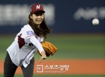 [화보] 유이의 ‘패대기 시구’ 어땠나 보니…