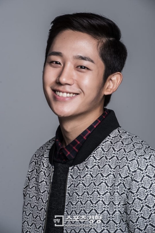 정해인, 김윤상 기획재정부 제2차관과 함께 노인들을 위한 봉사활동에 참여하여 행복과 소중한 순간 선사