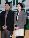 [SK포토]단아하게 포즈 취하는 송영훈-유지원 아나운서