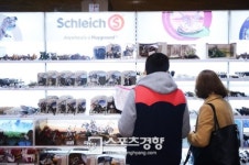 [SK포토]‘키덜트 앤 하비 엑스포’ ‘아~ 정말 사고 싶어라’