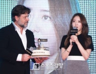 [SK포토]러셀크로우, ‘미녀의 케이크라…’