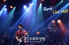[SK포토]김창완, 홍대 상상마당 라이브홀에서 열띤 무대