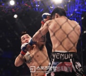 [SK포토]‘TOP FC’ 이한근-윤덕노, 잡고 때리기