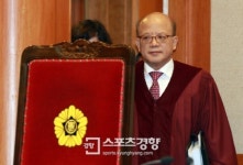 헌재, 간통죄 ‘위헌’ 결정…재판관 7대2 의견