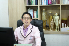 [깨소금] ‘정병훈의 신(新)동의보감’ 발바닥이 아픈 족저근막염, 원인은 몸통에 있다