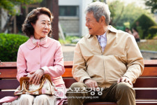 [리뷰] 영화 ‘장수상회’, 힘은 빼고 따뜻함은 더한 강제규표 로맨스 대서사