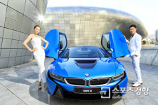 미래서 온 PHEV 스포츠카 ‘BMW i8’ 살펴보니…“벌써 100대 사전계약 주문”