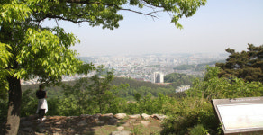천년숲 따라 ‘시간 여행’ 골목길 따라 ‘추억 여행’…남고산성& 자만벽화마을