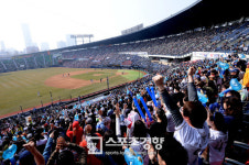 프로야구, 시즌 189경기 만에 200만 관중 돌파