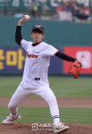 [스포츠경향 포토] 엑소 백현 시구 ‘한화 승리 기원 와인드업’