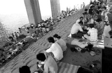 응답하라 1990, 한강 고수부지에서 피서 즐기는 시민들