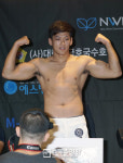[스포츠경향 포토]‘TOP FC8 계체량’ 정다운 선수, 엄청난 근육