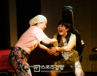 [스포츠경향 포토]연극 ‘어릔나이’ 손주에게 장난치는 할머니