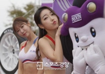 [스포츠경향 포토]‘넥센스피드레이싱 6라운드’ 레이싱모델 반하니, ‘사랑해요 넥센’