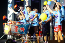 [스포츠경향 포토][맥스FC 04] 흥겨운 축제현장 방불케하는 선수들의 입장