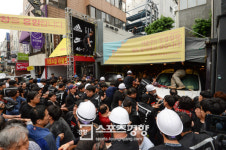 리쌍, 건물 전쟁… 곱창집 앞 용역 100명 동원 강제집행