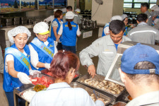 현대삼호중공업, 여름철 조선소 직원들 위한 삼계탕 배식 ‘눈길’