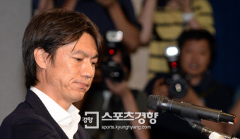 ‘강등’ 홍명보 감독, 항저우 계속 지휘할까