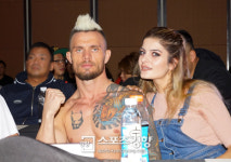 [스포츠경향 포토]‘여친‘과 포즈 취하는 무랏 카잔