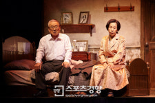[리뷰] ‘세일즈맨의 죽음’, 반세기 전 현실, 오늘의 현실과 맞닿은 모습 그려낸 이순재 배우의 명연기