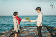 ‘도깨비’ 촬영지 강릉 주문진 부둣가, 관광지로 인기…메밀꽃·목도리 등 대여