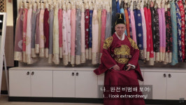 [영상] 영국 신사의 경복궁 나들이…곤룡포 입고 경복궁에 연신 감탄