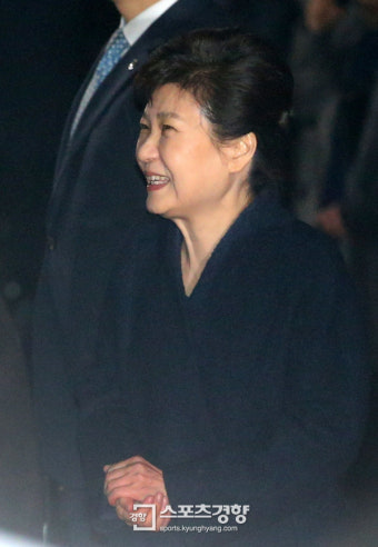검찰, 박근혜 전 대통령 구속영장 청구…뇌물죄 적용