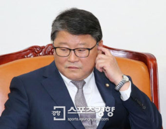 조원진 등 친박계 의원 77명  “여성 대통령 구속은 가혹“ 불구속 청원
