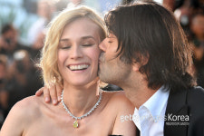 [화보] 다이앤 크루거, ‘칸의 여왕’ 등극…감독의 진한 축하키스 ‘눈길’