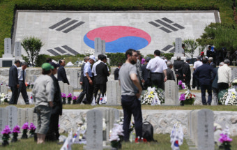문재인 대통령, 현충일 추념사 “애국의 대가가 명예로 끝나선 안된다”