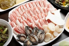여름보양식 한우전복삼합으로 회식·몸보신을 동시에…강남역 맛집 “백억하누”
