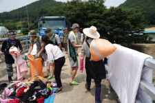 청주 수해지역 찾은 김정숙 여사, 자루 직접 들쳐메고 ‘열일’