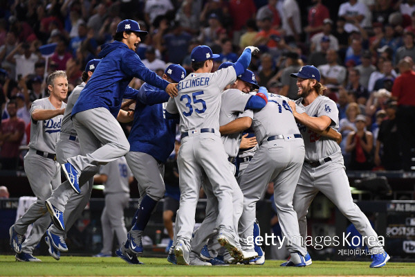 MLB 월드시리즈 3차전, 다저스 4-2로 양키스 제압하며 우승 한 걸음 더 가까워져