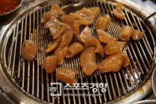 [주바리의 까칠한 味수다] 지글지글 해피 송년회, 소보다 맛있으면 돼지~