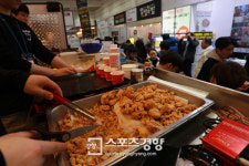 [스경포토] ‘걸작떡볶이’ 치킨과 떡볶이를 동시에?