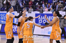 국민은행, 삼성생명 잡고 우리은행 2경기차 추격